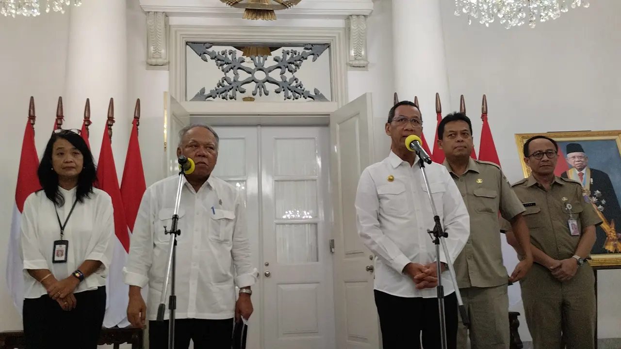 Penjabat (Pj) Gubernur DKI Jakarta, Heru Budi Hartono bersama Menteri PUPR RI usai menghadiri Rapat Pimpinan (Rapim) tentang Pembahasan Rencana Penataan Kawasan Monumen Nasional.