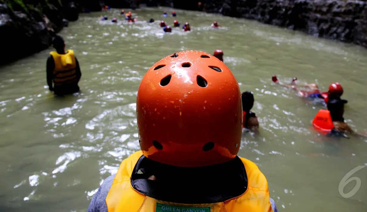 Sejumlah wisatawan tertarik melakukan olahraga body rafting di Green Canyon, Sabtu (17/5/2015). Karena air dan lumut berwarna hijau yang berlimpah maka wisatawan memberikan nama Green Canyon. (Liputan6.com/Andrian M Tunay)