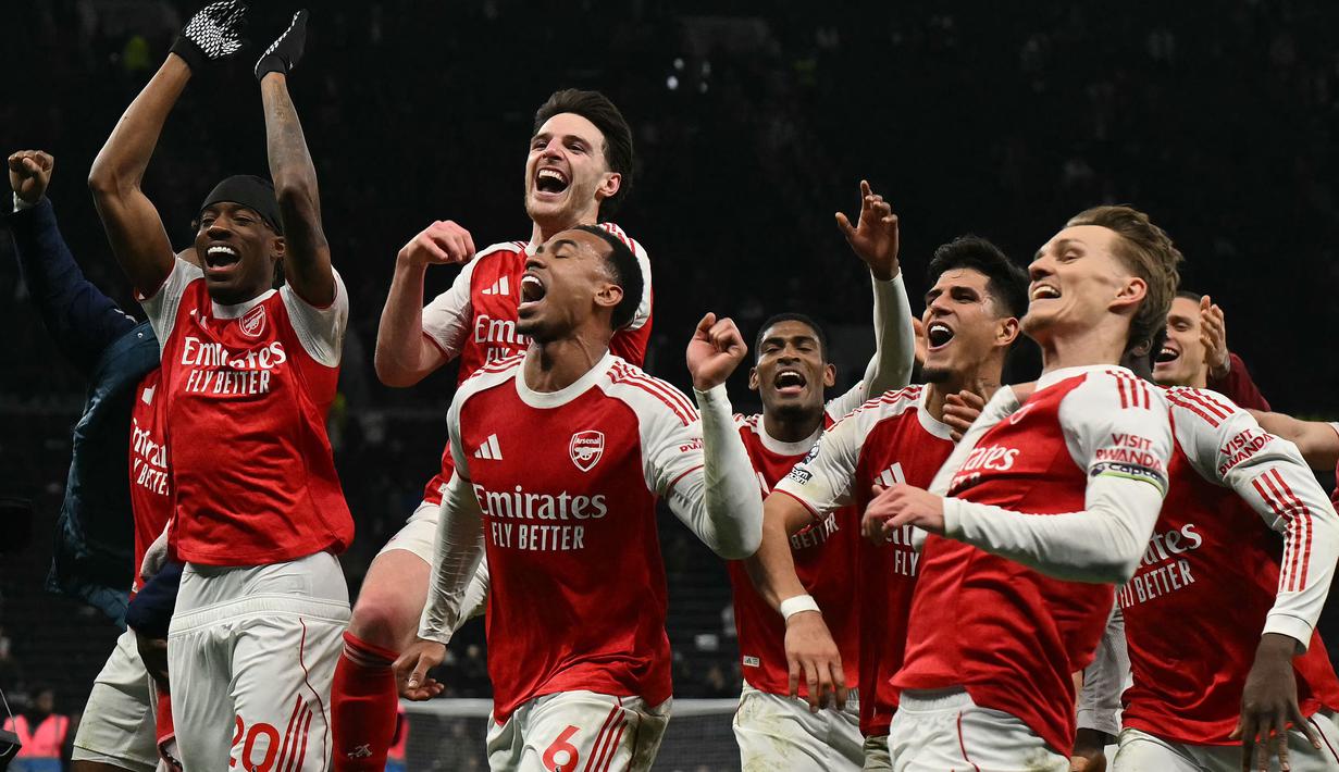 Arsenal berhasil memetik poin penuh saat bertandang ke markas Tottenham Hotspur dalam laga pekan ke-28 Liga Inggris 2025/2026 pada Minggu (22/02/2026) waktu setempat. (AFP/Glyn Kirk)