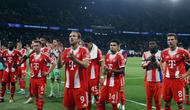 Skuad Bayern Munchen menghampiri suporter seusai laga melawan PSG di Parc des Princes pada semifinal leg 1 Liga Champions 2025/2026, Rabu (29/4/2026) dini hari WIB. (ALAIN JOCARD / AFP)