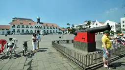 Sejumlah wisatawan mengunjugi Museum Fatahillah di kawasan Kota Tua, Jakarta, Rabu (18/3/2015). Menteri Pariwisata telah mengeluarkan Keputusan Menteri yang menetapkan Kota Tua sebagai destinasi utama wisata. (Liputan6.com/Faizal Fanani)