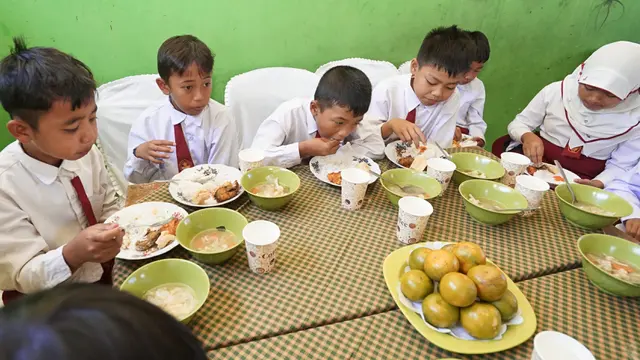 Bupati Banyuwangi Ipuk Fiestiandani meninjau simulasi makan siang gratis di SDN 5 Tamansuruh (Istimewa)