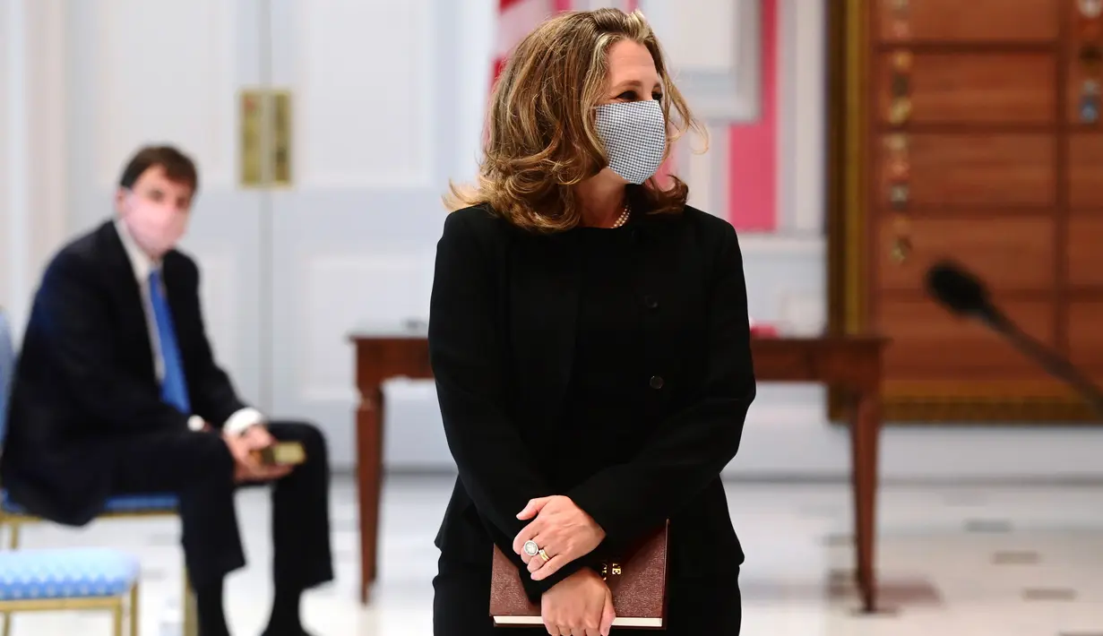 Chrystia Freeland bersiap dilantik sebagai Menteri Keuangan setelah perombakan kabinet di Rideau Hall di Ottawa, Selasa (18/8/2020). Perdana Menteri Justin Trudeau mengangkat Chrystia Freeland sebagai menteri keuangan perempuan pertama Kanada. (Sean Kilpatrick/The Canadian Press via AP)