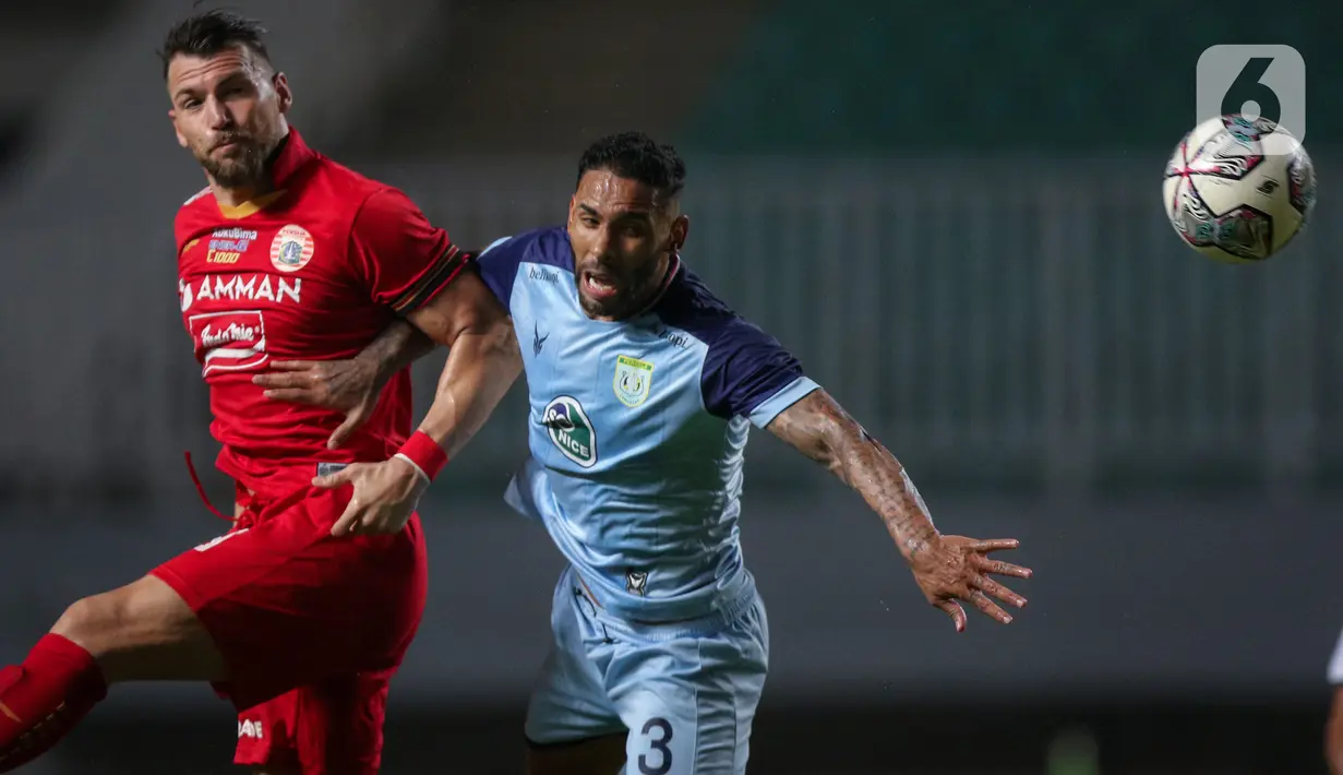 Bek Persela Lamongan, Demerson Bruno Costa (kanan) berebut bola dengan penyerang Persija Jakarta, Marko Simic saat laga pekan keempat BRI Liga 1 2021/2022 di Stadion Pakansari, Bogor, Jumat (24/09/2021). Persija Jakarta membungkam Persela Lamongan 2-1. (Bola.com/Bagaskara Lazuardi)