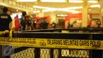 Petugas kepolisian berjaga disekitar lokasi ledakan tabung gas sebuah rumah makan di Mall Gandaria City, Jakarta, Kamis (19/5/2016). Akibat ledakan ini, dikabarkan 13 orang mengalami luka bakar. (Liputan6.com/Helmi Fithriansyah)