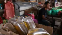 Minyak curah yang dijual terlihat di pasar di Kota Tangerang, Banten, Kamis (25/11/2021). Pemerintah melarang peredaran minyak goreng curah ke pasar per tanggal 1 Januari 2022. (Liputan6.com/Angga Yuniar)