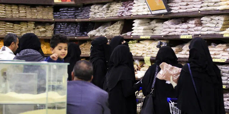 Warga Yaman Berbelanja Kebutuhan Jelang Ramadhan