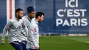 <p>(Dari kiri) Pemain Paris Saint-Germain Neymar, Kylian Mbappe dan Lionel Messi menghadiri sesi latihan di tempat latihan klub Camp des Loges di Saint-Germain-en-Laye, barat Paris, Kamis (28/4/2022). Juara Ligue 1 yang baru dinobatkan PSG akan dijamu oleh Strasbourg pada pekan ke-35 Ligue 1 2021/22, Sabtu 30 April 2022, di Stade de la Meinau. (FRANCK FIFE / AFP)</p>