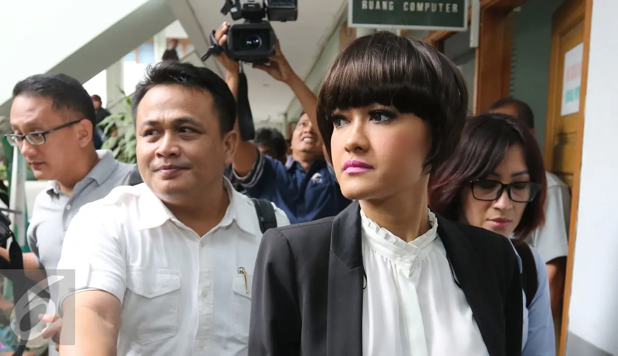 Julia Perez saat tiba di Pengadilan Negeri Jakarta Selatan, Rabu (30/3/2016). Kedatangan Jupe untuk menghadiri sidang perdana perceraian dirinya dengan Gaston Castano (Liputan6.com/Herman Zakharia)