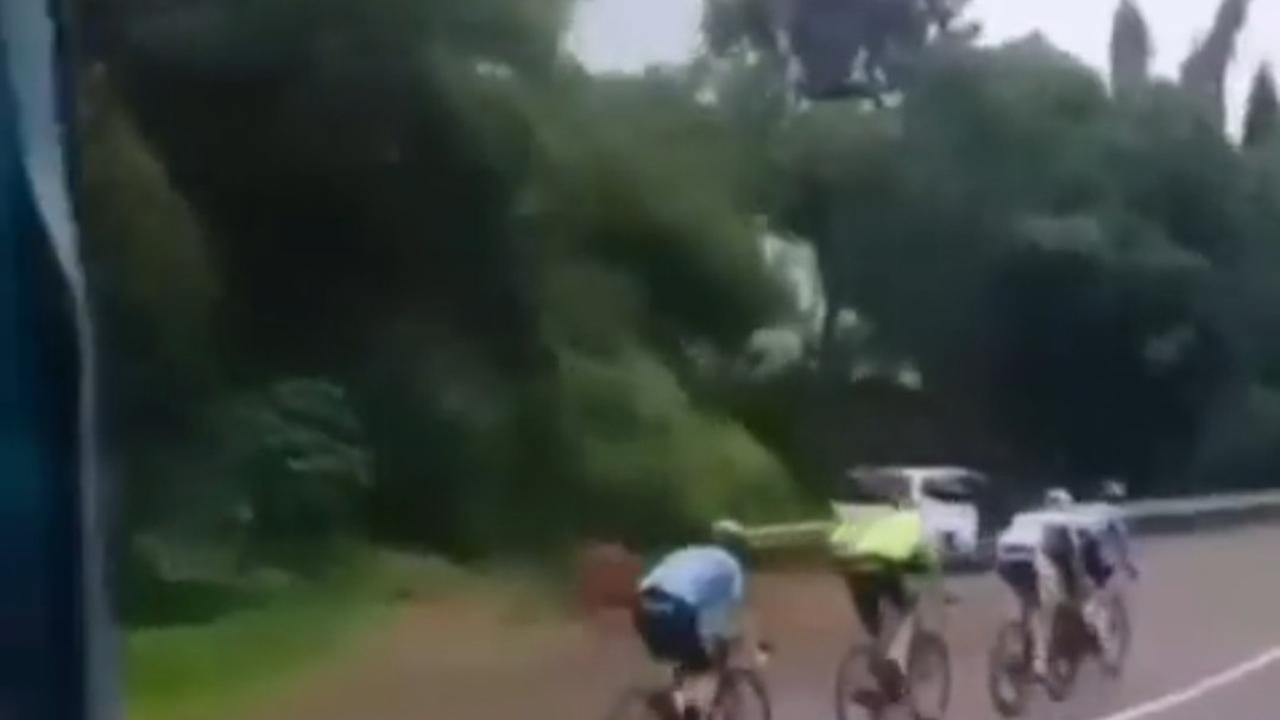 Rombongan Pesepeda Masuk Jalan Tol