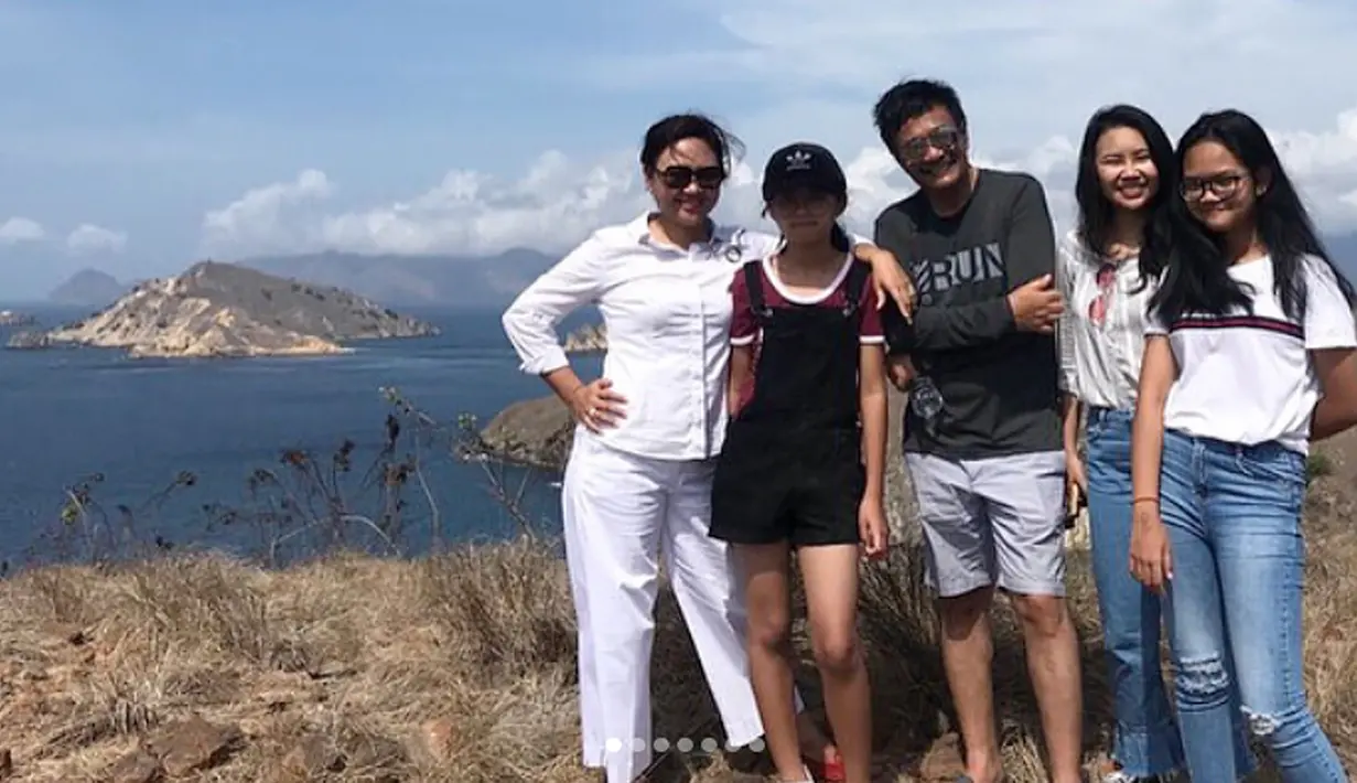 Mantan Gubernur DKI Jakarta, Djarot Saiful Hidayat (tengah), istri Happy Farida (kiri) dan ketiga putrinya saat berlibur di Pulau Padar, Taman Nasional Komodo, NTT (17/10). (instagram/@happydjarot)