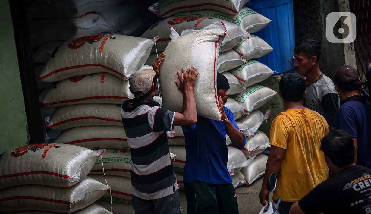 Berdasarkan Panel Harga Badan Pangan Nasional (Bapanas), Rabu (17/4/2024) pukul 14.39 WIB, harga beras premium turun tipis -0,12% atau Rp20 menjadi Rp16.010 per kilogram. (Liputan6.com/Angga Yuniar)