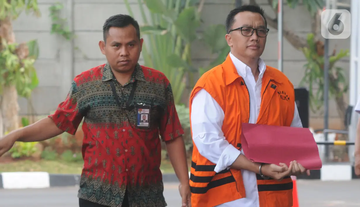 Mantan Menpora Imam Nahrawi (rompi oranye) tiba untuk pemeriksaan di Gedung KPK, Jakarta, Selasa (15/10/2019). Imam Nahrawi diperiksa perdana pascapenahanan untuk melengkapi berkas penyidikan asisten pribadinya, Miftahul Ulum dalam kasus suap dana hibah KONI dan gratifikasi (merdeka.com/Dwi Narwoko)