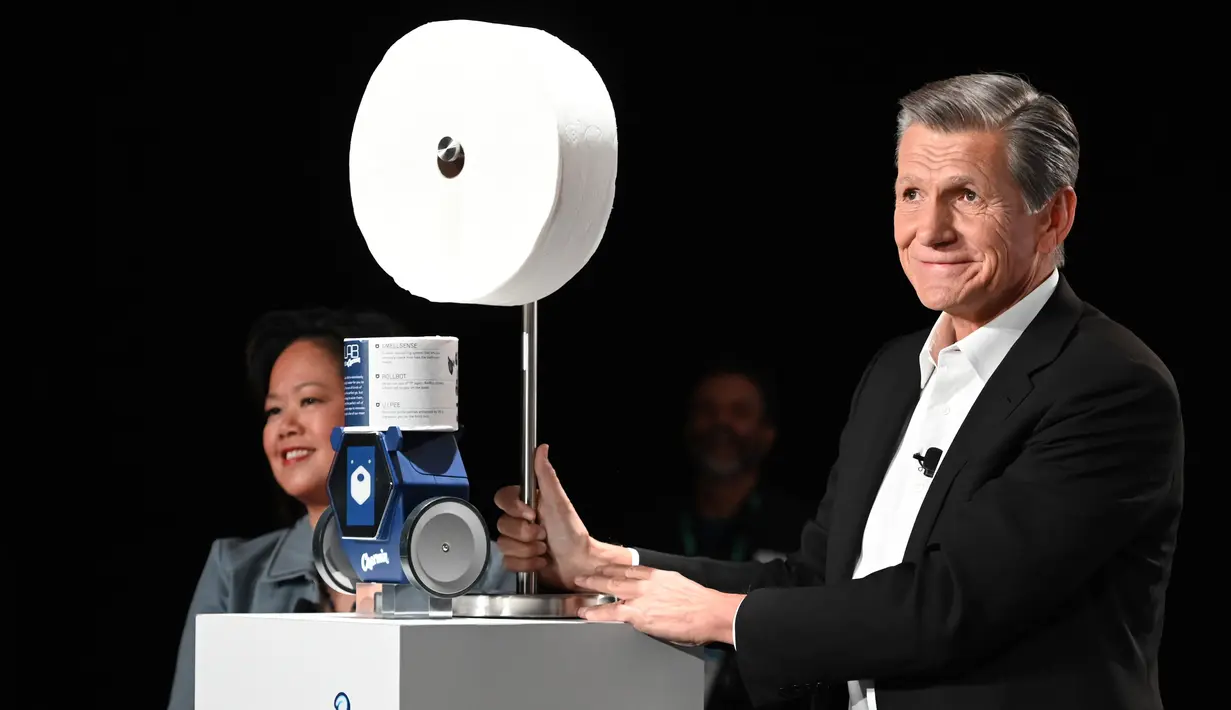 Chief Brand Officer Procter and Gamble Marc Pritchard menampilkan robot Charmin RollBot saat pameran teknologi CES 2020 di Las Vegas, Amerika Serikat, Minggu (5/1/2020). Charmin RollBot dapat diaktifkan dengan menggunakan smartphone. (Robyn Beck/AFP)