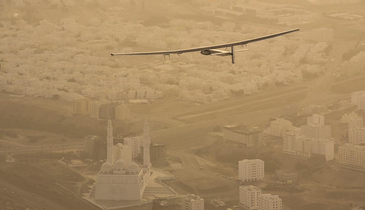 Pesawat Solar Impulse 2 saat mengudara dari Muscat, Oman menuju Ahmedabad, India, Rabu (11/3/2015). Pesawat buatan Swiss tersebut mendarat setelah menempuh perjalanan selama 15 jam.  (Reuters/Jean Revillard)