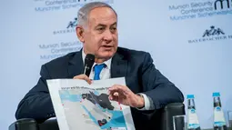 PM Israel Benjamin Netanyahu menunjukkan peta Timur Tengah saat diskusi panel di Konferensi Keamanan Munich (18/2). Netanyahu menyatakan Israel bisa bertindak langsung melawan Iran. (AFP/ MSC Munich Security Conference / Lennart Preiss)