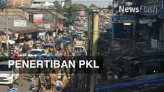 Ribuan Pedagang Kaki Lima di dekat kampus UIN Ciputat Tangerang Selatan ditertibkan petugas gabungan Satpol PP, TNI, dan Polisi