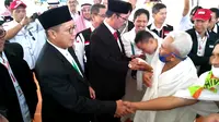 Menteri Agama Lukman Hakim Saifuddin saat bertemu jemaah haji Indonesia di Bandara Jeddah, Arab Saudi. (Muhammad Ali/Liputan6.com)