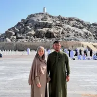 Rio Dewanto dan Atiqah Hasiholan menjalani momen istimewa dengan melaksanakan ibadah umrah bersama. [Foto: Instagram/ Rio Dewanto]