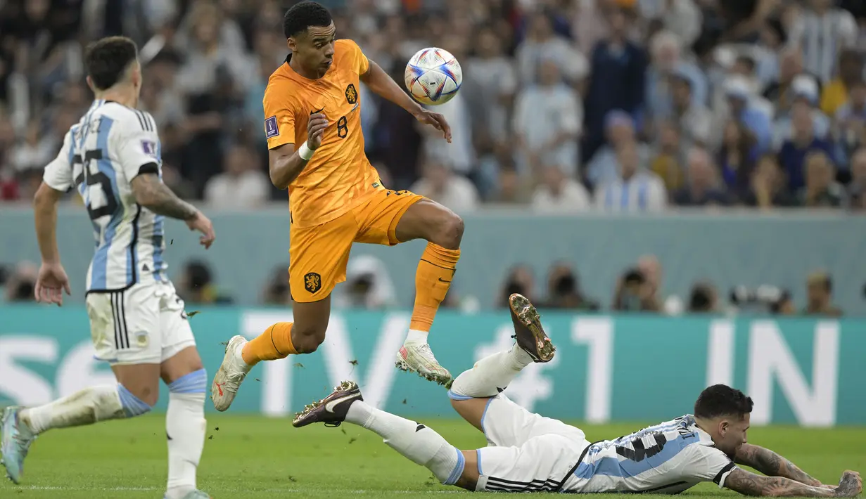 Cody Gakpo menjadi salah satu pemain muda yang tampil memukau bersama Timnas Belanda. Ia tercatat mampu mencetak 3 gol dalam 5 penampilannya bersama Skuad De Oranje. Sayangnya, skuad asuhan Louis van Gaal harus terhenti di babak perempat final setelah kalah adu penalti dengan Argentina. Berkat penampilan gemilangnya, Gakpo mengalami kenaikan nilai pasar dari 47,8 juta dolar menjadi 63,8 juta dolar. Namun, pemain 23 tahun itu baru-baru ini dikabarkan telah menjalin kesepakatan dengan Liverpool dari PSV Eindhoven dengan harga 44,6 juta dolar. (AFP/Juan Mabromata)