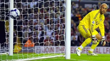 Kiper Liverpool, Jose Reina hanya bisa menyaksikan gawangnya bobol ketika menghadapi Aston Villa dalam lanjuta Liga Premier di Anfield, Liverpool, 24 Agustus 2009. AFP PHOTO/PAUL ELLIS