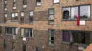 Jendela yang pecah terlihat pada gedung apartemen yang terbakar di Bronx, New York, Amerika Serikat, 9 Januari 2022. Menurut Komisaris FDNY Daniel Nigro, mayoritas korban tewas karena menghirup asap yang parah. (AP Photo/Yuki Iwamura)