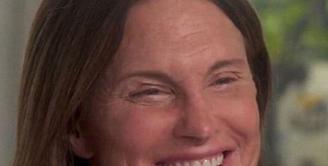 Tawa lebar pun terpasang di wajah Bruce Jenner setelah memberikan pengumuman bahwa dirinya seorang wanita (dailymail.co.uk)