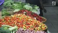 Salah satu pedagang sayur Saepul (35) mengatakan, saat ini harga cabai merah keriting dijualnya berkisar Rp 70.000 per kg yang sebelumnya mencapai lebih dari Rp 100.000 per kg.