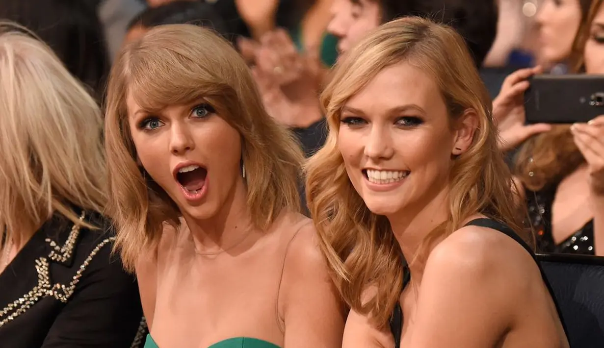 Banyak yang penasaran tentang apa yang terjadi antara Taylor Swift dan Karlie Kloss. Diketahui mereka bersahabatan dan kemudian bermusuhan begitu saja. (Getty Images/Cosmopolitan)