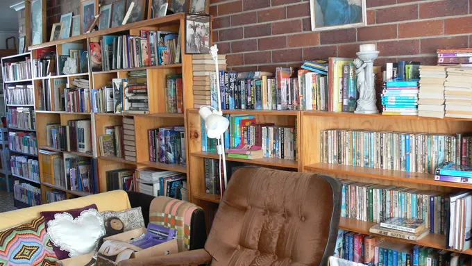 10 Tanda Kalau Kamu Seorang Kutu Buku Akut