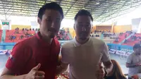 Pelatih Timnas Futsal Indonesia asal Jepang, Kensuke Takahashi, berfoto bersama gelandang Persela Lamongan yang juga berasal dari Jepang, Shohei Matsunaga, di sela-sela Pro Futsal League yang digelar di Surabaya, 7-8 April 2018. (Istimewa)