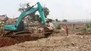 Alat berat mengeksekusi lahan dan bangunan milik  warga yang terkena proyek Jalan Tol Cinere-Jagorawi (Cijago) di Baktijaya, Sukmajaya, Depok, Jawa Barat, Selasa (11/12). Sebanyak 30 rumah dieksekusi dalam proyek ini. (Liputan6.com/Immanuel Antonius)