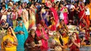 Umat Hindu memadati sungai Sabarmati untuk mengikuti festival keagamaan Chhat Puja di Ahmedabad, India (6/11). Ritual ini bentuk terima kasih mereka kepada Dewa Matahari  yang telah meberikan kehidupan. (Reuters/ Amit Dave)