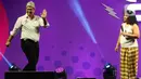 Penampilan Gilang Dirga dan Marshel Widianto pada hari kedua Jakarta International Comedy Festival (JiComFest) 2023 di Tennis Indoor Senayan, Jakarta, Sabtu (16/12/2023). (Liputan6.com/Herman Zakharia)