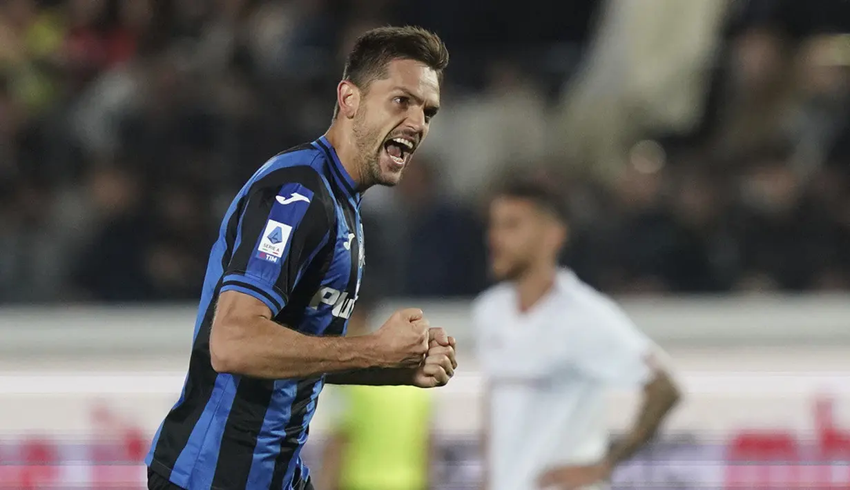 <p>Pemain Atalanta Rafael Toloi merayakan golnya ke gawang AS Roma pada pertandingan sepak bola Serie A Liga Italia di Stadion Gewiss, Bergamo, Italia, Senin (24/4/2023). (Simone Spada/LaPresse via AP)</p>