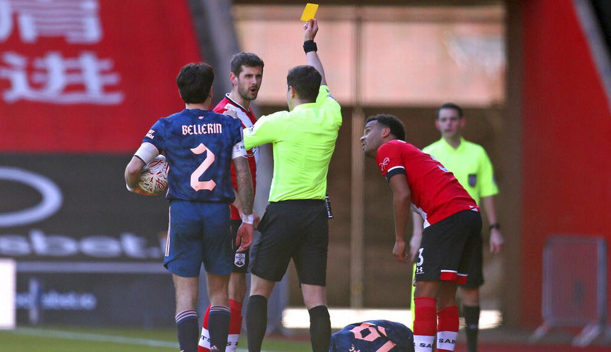 Pemain Southampton, Jack Stephens, mendapat kartu kuning saat melawan Arsenal pada laga Piala FA di Stadion St Mary, Sabtu (23/1/2021). Arsenal tumbang dengan skor 1-0. (Catherine Ivill/PA via AP)