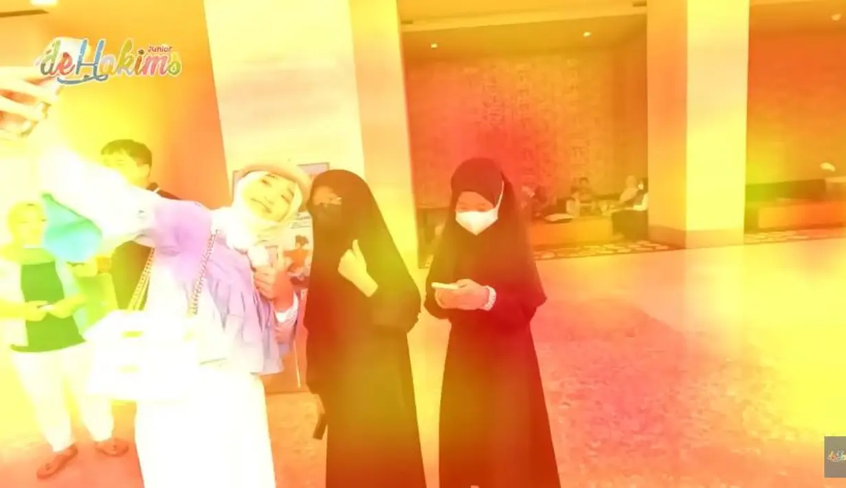Anak tertua Irfan Hakim, Aisha menyempatkan diri untuk berpose dengan adik kembarnya sebelum mereka menghabiskan waktu di pesantren. (Foto: YouTube)