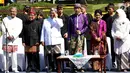 Presiden Joko Widodo (Jokowi) didampingi Ibu Negara, Iriana Joko Widodo dan Gubernur Jawa Barat, Ahmad Heryawan dalam acara Karnaval Kemerdekaan Pesona Parahyangan di halaman Gedung Sate, Kota Bandung,  Sabtu (26/8). (Liputan6.com/Johan Tallo)