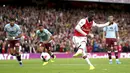 Striker Arsenal, Nicolas Pepe saat mengeksekusi penalti ke gawang Aston Villa pada pertandingan lanjutan Liga Inggris di Stadion Emirates, London (22/9/2019). Arsenal menang tipis atas Aston Villa 3-2. (AP Photo/Steven Paston)