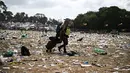 Penyelenggaraan Glastonbury yang merupakan festival musik terbesar di dunia itu menyisakan sampah yang berserakan di seluruh arena. (AFP/Oli Scarff)