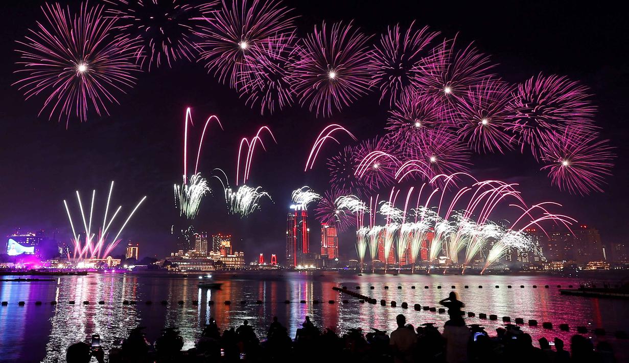 Pertunjukan kembang api terlihat di atas kompleks kebudayaan Katara selama perayaan untuk menandai dimulainya Idul Adha, Hari Raya Kurban, di Doha, Qatar, pada Rabu 27 Mei 2026. (Karim JAAFAR/AFP)