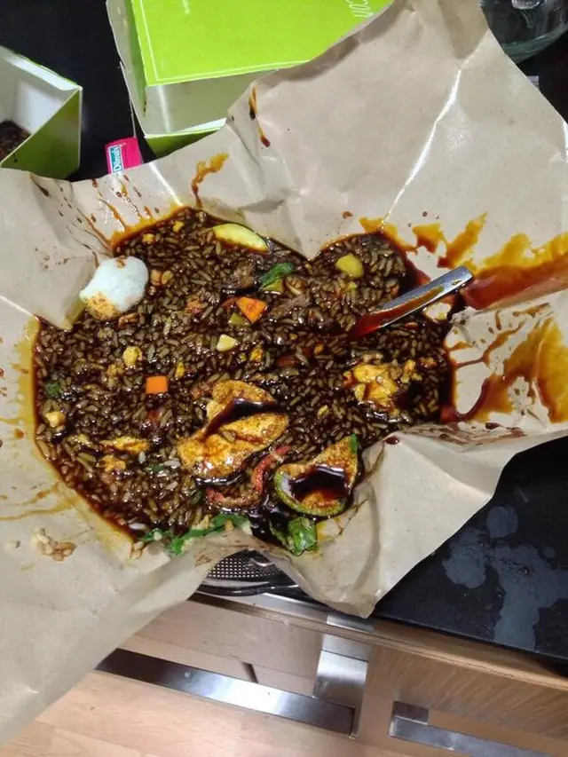 6 Momen Apes Ketumpahan Kecap saat Makan Ini Bikin Elus Dada