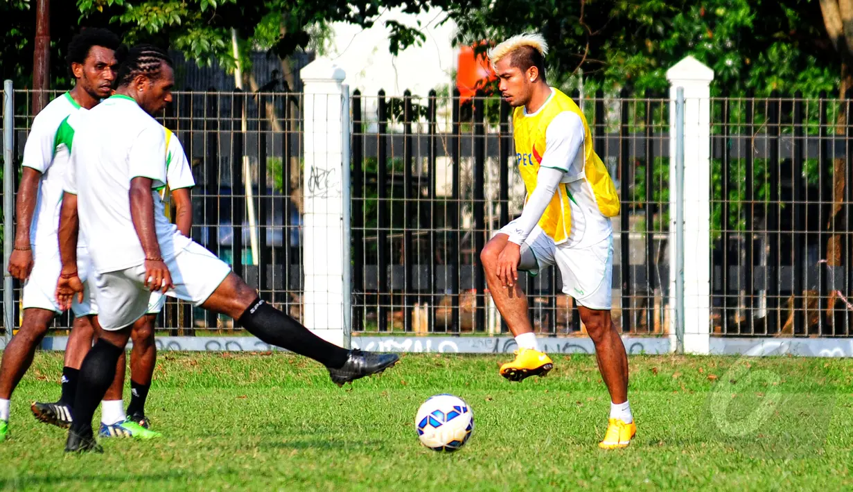 Zulham Zamrun (kanan) saat menjalani latihan fisik di Lapangan C Senayan, Jakarta, Rabu (6/5/2015). Pelatihan ini sebagai persiapan jelang Piala AFC 2015 di India. (Liputan6.com/Yoppy Renato)