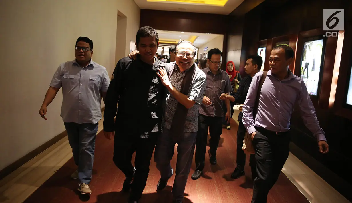 Mantan menko bidang kemaritiman Rizal Ramli bersiap nonton bareng (nobar) film Dilan 1990 di Senayan City, Jakarta, Kamis (8/12). Dalam waktu 12 hari tayang di bioskop, Dilan 1990 sudah disaksikan empat juta penonton.  (Liputan6.com/Immanuel Antonius)