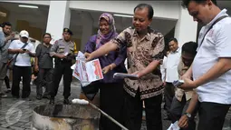 Sumarno menjelaskan, kerusakan surat suara terjadi karena beberapa hal, di antaranya yakni potongan yang tidak simetris dan kondisi surat suara yang robek, Jakarta, Selasa (18/4). (Liputan6.com/Helmi Afandi)