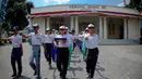 Sejumlah murid SMP terpilih se-Jabodetabek berlatih upacara bendera di Gedung Joang 45, Jakarta, Kamis (14/8/14). (Liputan6.com/Faizal Fanani)