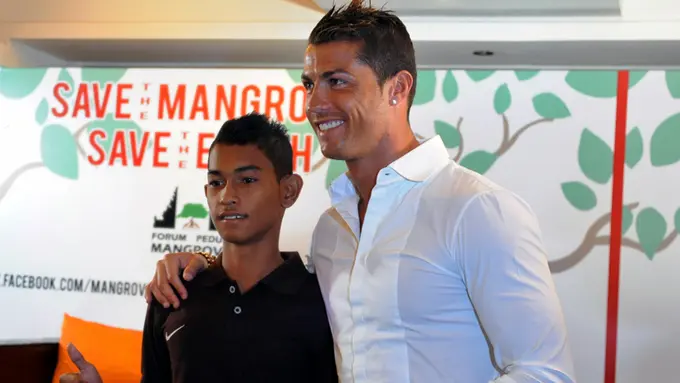 Momen Kebersamaan Ronaldo Dengan Anak Angkatnya Martunis