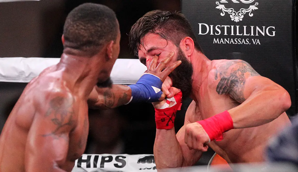 Reggie Barnett (kiri) beradu dengan Travis Thompson dalam pertandingan kelas 61 kg Bare Knuckle Fighting Championship di Cheyenne, 2 Juni 2018. Tinju tanpa sarung tangan kembali digelar setelah lebih dari seabad. (Jacob Byk/Wyoming Tribune Eagle via AP)