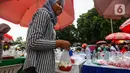 Maraknya pedagang bunga tabur dadakan dikarenakan ramainya warga yang melakukan aktivitas tradisi ziarah kubur jelang memasuki bulan suci Ramadan. (Liputan6.com/Angga Yuniar)