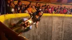 Lima wanita seksi memacu sepeda motornya, bertaruh nyawa di arena pertunjukan tong setan pasar malam Sumatera Utara.